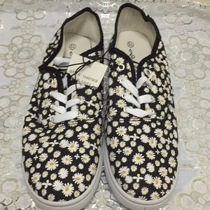 🔥👀Women's New sneakers size 10 look scuffs👀👀